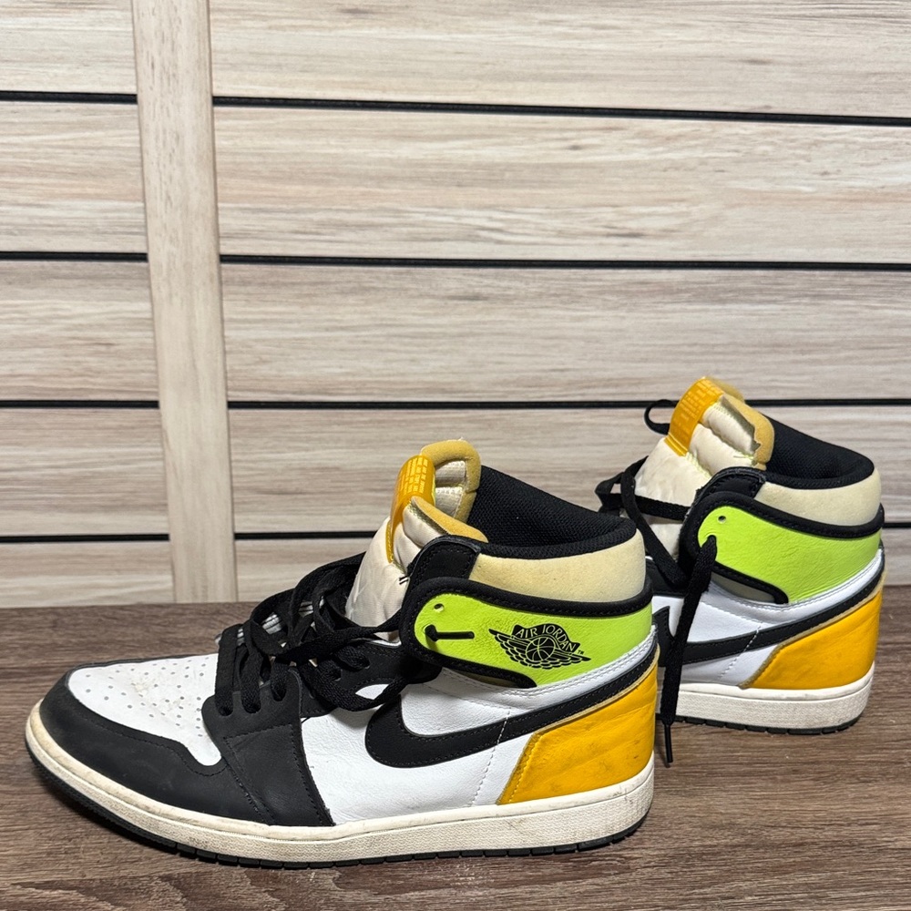 Jordan 1 Retro High OG Volt